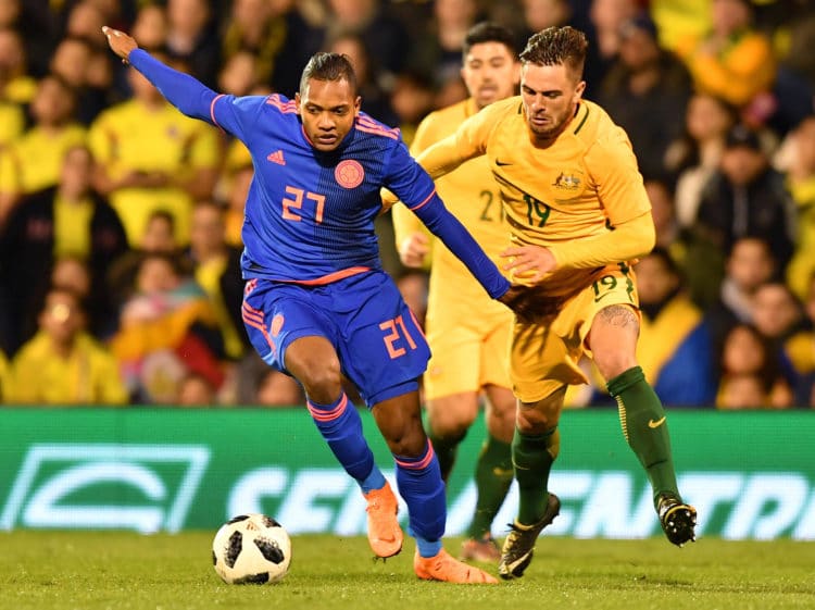 Kolumbiens Stürmer Jose Izquierdo (L) im Zweikampf mit Australiens Verteidiger Josh Risdon während dem Freundschaftsspiel zwischen Australien und Kolumbien in Craven Cottage in London am 27. März 2018. / AFP PHOTO / OLLY GREENWOOD