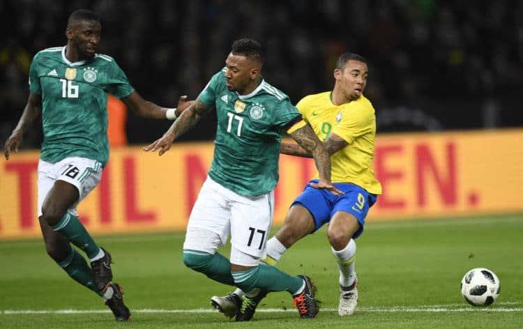 Brasiliens Stürmer Gabriel Jesus gegen Antonio Ruediger (Nummer 17) und Jerome Boateng beim Testspiel gegen Brasilien am 27.März 2018. / AFP PHOTO / ROBERT MICHAEL