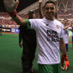 Keylor Navas bedankt sich bei seinen Fans nachdem Costa Rica sich erfolgreich für die WM 2018 qualifiziert hatte. Photo: AFP.