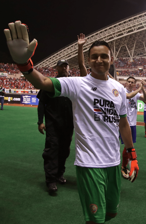 Keylor Navas bedankt sich bei seinen Fans nachdem Costa Rica sich erfolgreich für die WM 2018 qualifiziert hatte. Photo: AFP.