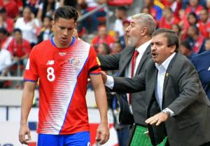 Costa Ricas Trainer ordnet seine Mannschaft. Photo: AFP.