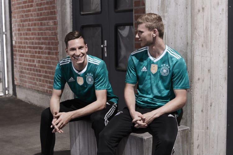 Das neue Auswärtstrikot für die WM 2018 in Russland. Julian Draxler (L) und Timo Werner (R) beim Adidas Fotoshooting. Photo: Adidas Presse.