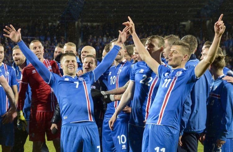 Islands Spieler feiern die erfolgreiche WM 2018 Qualifikation nach ihrem 2:0 Sieg gegen den Kosovo in Reykjavik. / AFP PHOTO / Haraldur Gudjonsson / ALTERNATIVE CROP