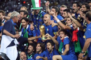 Italiens Mannschaft bei ihrem letzen großen Erfolg, dem 4. WM Titel bei der WM 2006 in Deutschland. Man gewann im Finale das Elfmeterschießen gegen Frankreich mit 5:3. Olympiastadion Berlin am 09. Juli 2006. AFP PHOTO/PATRIK STOLLARZ