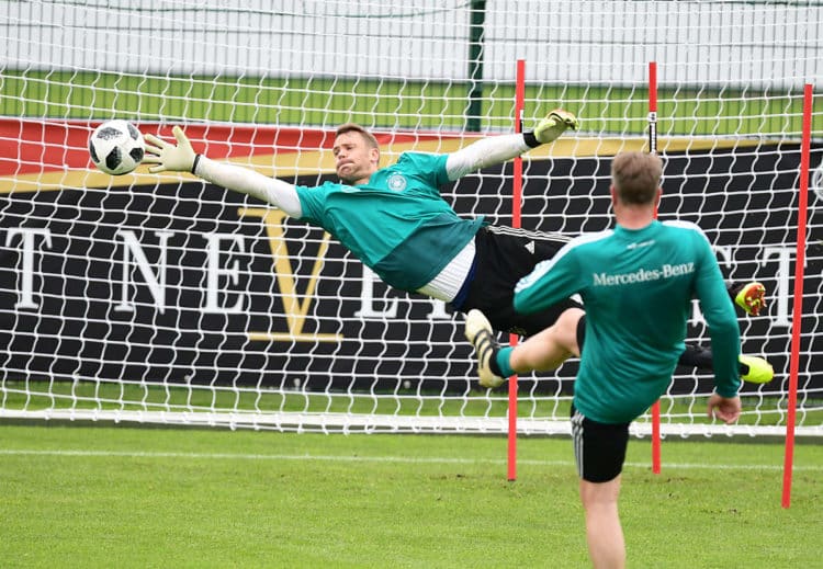 Kapitän Manuel Neuer endlich wieder unter Vollbelastung. Gestern absolvierte der Torhüter gegen die U-20 sein erstes Spiel seit fast einem Jahr. Photo: AFP.