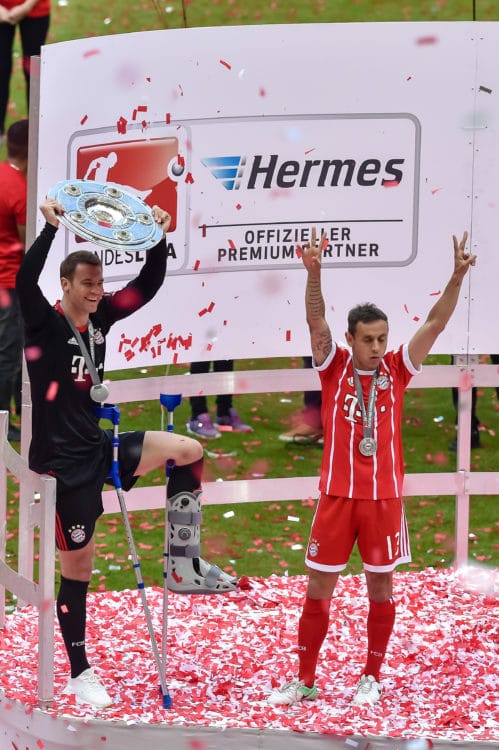 Manuel Neuer feriert am 20. Mai 2017 die Deutsche Meisterschaft 2017. Danach war er lange verletzt und stieg erst im April 2018 wieder ins Training ein. Wird es reichen für die WM-Teilnahme? / AFP PHOTO / Guenter SCHIFFMANN /