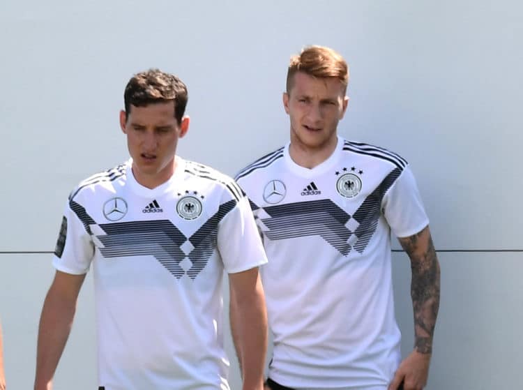 Marco Reus (rechts) im DFB-Trainingslager 2018 in Südtirol im neuen DFB-Trikot 2018. Er wird die Nummer 11 tragen! (Foto AFP)