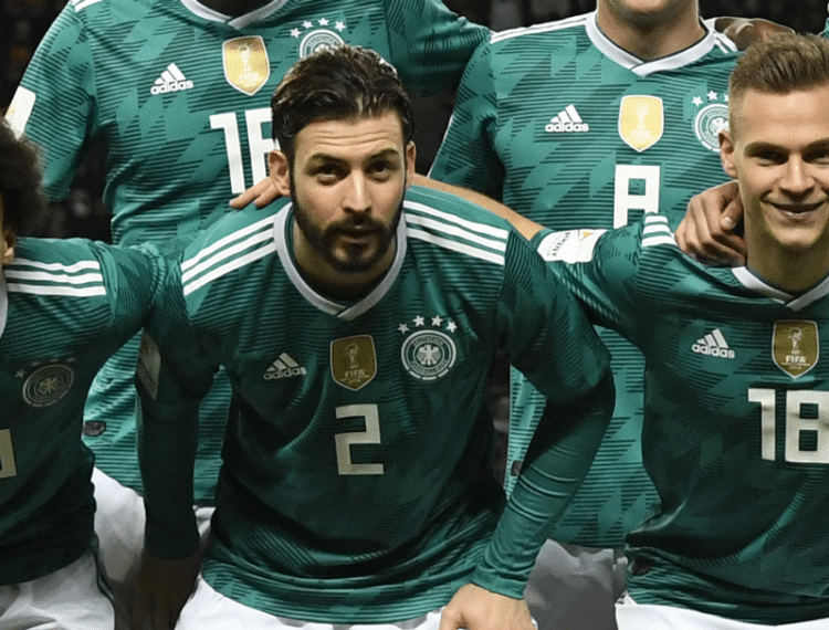 Marvin Plattenhardt beim Testspiel gegen Brasilien im März 2018 mit der Rückennummer 2 im neuen DFB Away Trikot 2018 (Foto AFP)