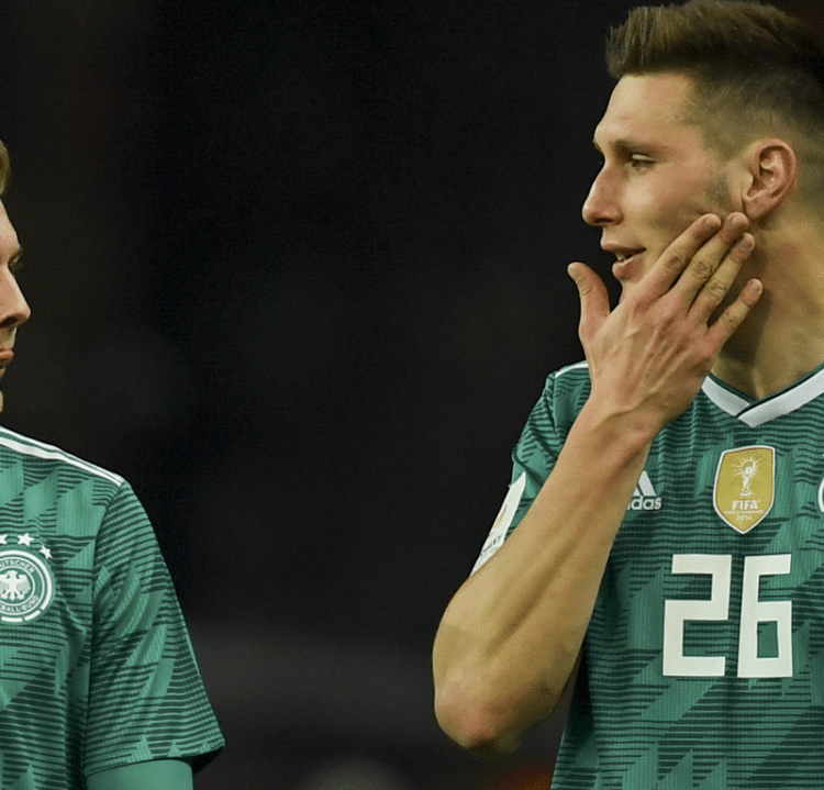 Niklas Süle mit der Rückennummer 26 im neuen DFB Away Trikot 2018 nach dem Länderspiel gegen Brasilien im März 2018 (Foto AFP)