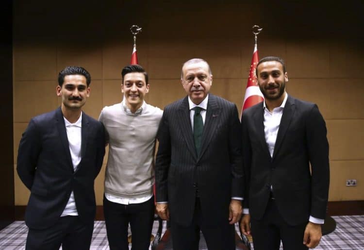 Am 13.Mai 2018 trafen die beiden deutschen Nationalspieler Ilkay Gündogan und Mesut Özil sowie der türkische Nationalspieler Cenk Tosun (R) in London den türkischen Präsidenten Tayyip Erdogan und übergaben ihm jeweils ein Trikot. / AFP PHOTO / TURKISH PRESIDENTIAL PRESS SERVICE / KAYHAN OZER /