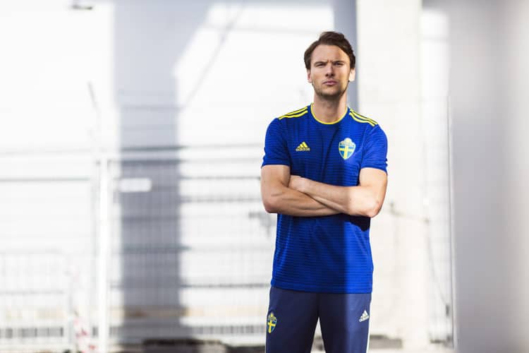 Das neue Auswärtstrikot von Adidas für die schwedische Nationalamannschaft, klassisches Understatement in blau. Photo: Adidas.