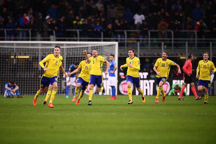 Schweden Jubelt in ihren neuen Adidas WM 2018 Heimtrikots nach dem Siegtreffer gegen Italien in den Playoffs zur WM. Photo: AFP.