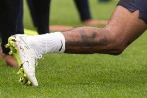 England’s Spieler Raheem Sterling mit dem Tattoo eines Sturmgewehrs auf der rechten Wade. AFP PHOTO / OLI SCARFF
