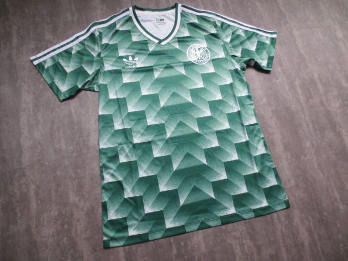 Deutschlands Auswärtstrikot zur WM 1990. Das neue WM 2018 Awaytrikot ist an dieses ikonische Design angelehnt.