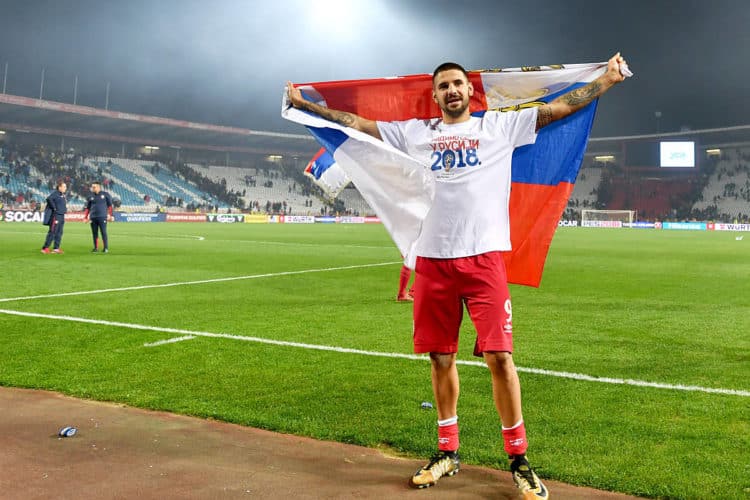 Serbiens Aleksandar Mitrovic feiert gemeinsam mit den Fans die Qualifikation für die WM 2018 Endrunde in Russland. / AFP PHOTO / ANDREJ ISAKOVIC