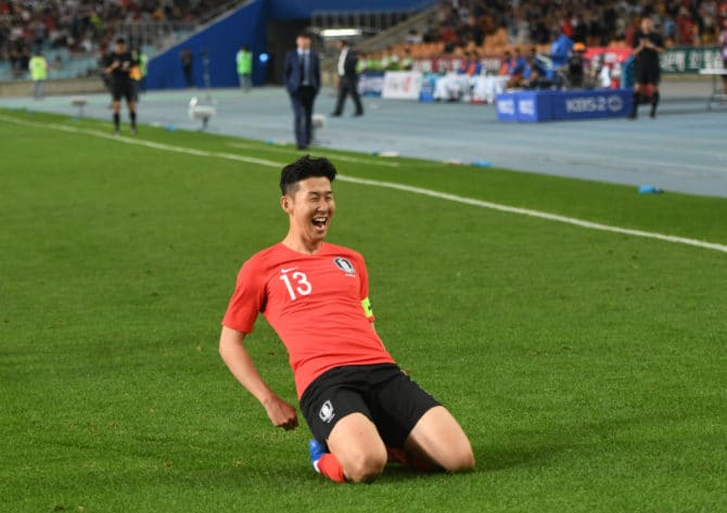 Südkoreas Heung-Min Son im roten Heimtrikot von Südkorea/ AFP PHOTO / Jung Yeon-je