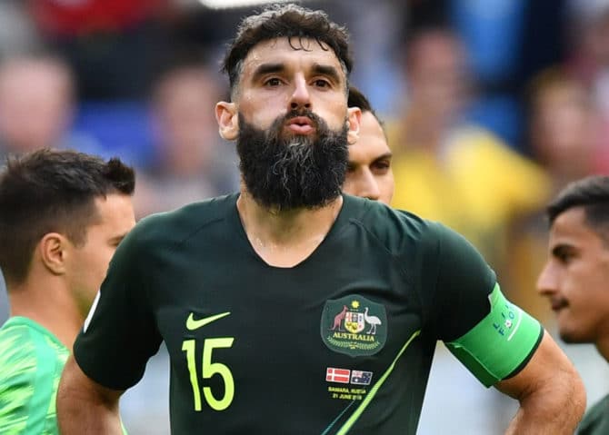 Mile Jedinak – Kapitän und Doppeltorschütze – zwei Mal verwandelt er die Elfmeter bei der Fußball WM 2018 – dabei trägt er die ungewohnte nummer 15 auf dem Australien Trikot 2018 von nike. (Foto AFp)