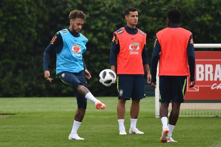 Fußball heute: Brasilien im Trainingslager: Neymar (L) und Philippe Coutinho (C) freuen sich auf das Länderspiel gegen Kroatien - um 16 Uhr deutscher Zeit ist Anstoß. / AFP PHOTO / Ben STANSALL