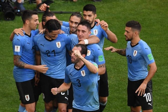 Fußball heute am 30.6.: Uruguay's Stürmer Edinson Cavani feiert sein Tor gegen Russland und den Einzug ins WM-Achtelfinale am 25.Juni 2018. / AFP PHOTO / Manan VATSYAYANA