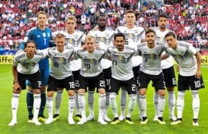 Die deutsche Startaufstellung beim Testspiel gegen Österreich in Klagenfurt am 2.Juni 2018. Hinten: Neuer, Petersen, Rücdiger, Süle, Khedira; vorne: Sané, Kimmich, Brandt, Gündogan, Hector und Özil. / AFP PHOTO / JOE KLAMAR