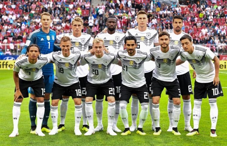 Fußball WM Länderspiele heute: Die deutsche Startaufstellung beim Testspiel gegen Österreich in Klagenfurt am 2.Juni 2018. Hinten: Neuer, Petersen, Rücdiger, Süle, Khedira; vorne: Sané, Kimmich, Brandt, Gündogan, Hector und Özil. / AFP PHOTO / JOE KLAMAR