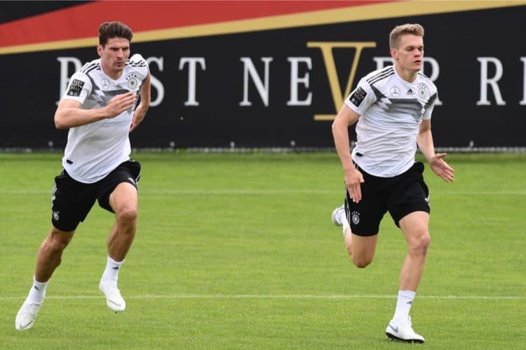 Stürmer Mario Gomez (Links) und Matthias Ginter im Trainingslager in Südtirol und im neuen Deutschland Trikot 2018 / AFP PHOTO / MIGUEL MEDINA