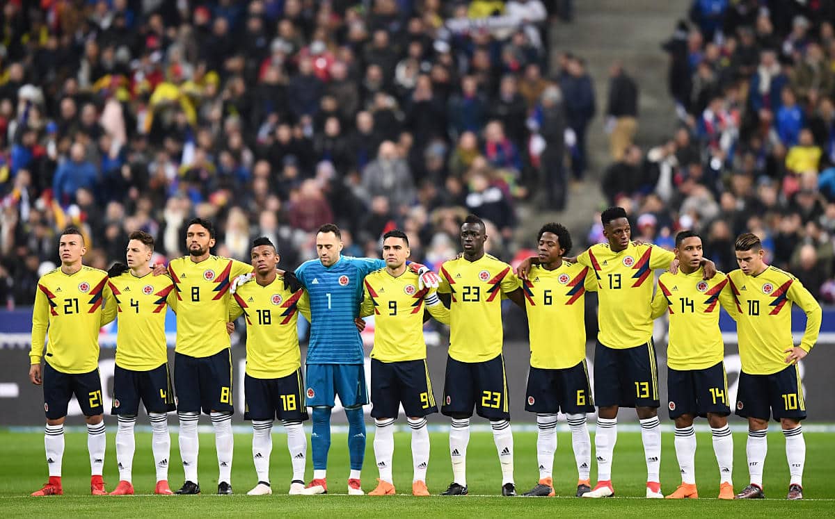 Kolumbien bei der Fußball WM 2018 im neuen Heimtrikot von adidas in gelb.
