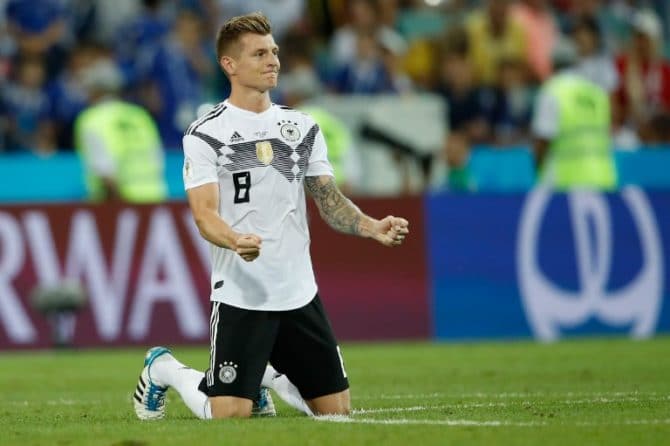 Toni Kroos feiert sein Freistoßtor in allerletzten Minute gegen Schweden - drei Punkte! / AFP PHOTO / Odd ANDERSEN