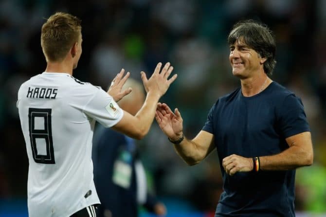 Toni Kroos (L) und Bundestrainer Joachim Löw nach dem 2:1 Sieg gegen Schweden im Fisht Stadium in Sochi am 23.Juni 2018. / AFP PHOTO / Odd ANDERSEN