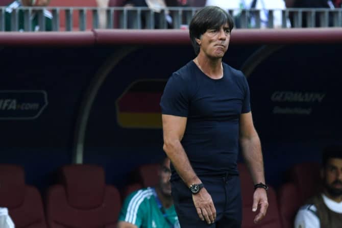 Joachim Löw nach der 0:1 Niederlage sprachlos! Deutschland verliert seit 36b Jahren das erste Mal ein WM-Auftaktspiel./ AFP PHOTO / Kirill KUDRYAVTSEV