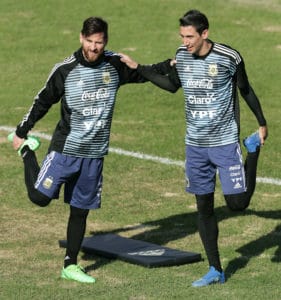 Argentiniens Lionel Messi (L) und Angel Di Maria beim Training in Buenos Aires am 27.Mai 2018 in ihren Prematch Shirts und Trainingsanzügen / AFP PHOTO / Alejandro PAGNI