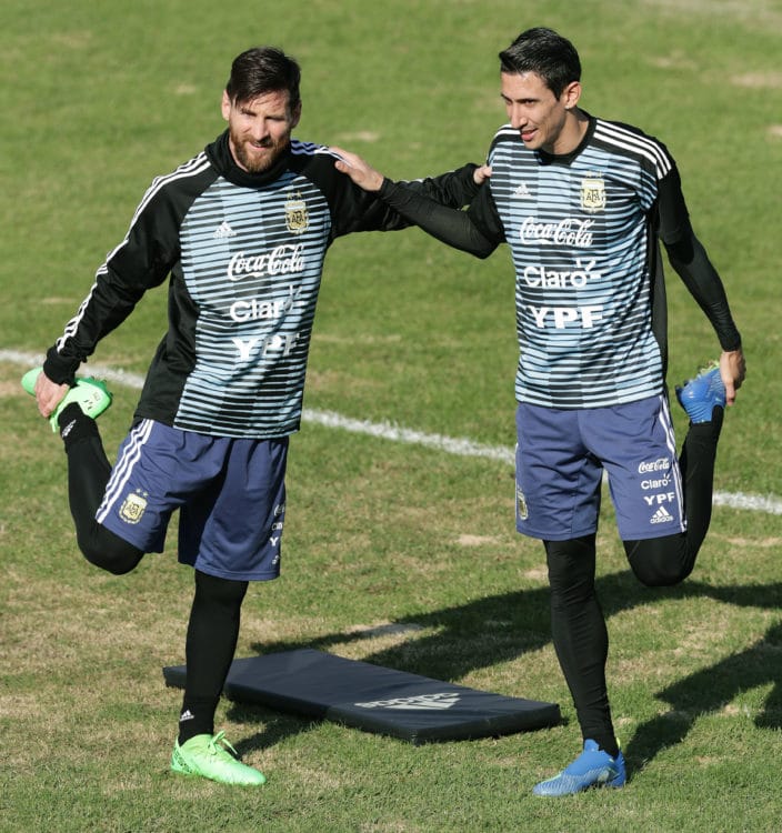 Beide nicht dabei im Kader von Argentinien: Argentiniens Lionel Messi (L) und Angel Di Maria beim Training in Buenos Aires. / AFP PHOTO / Alejandro PAGNI