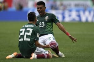 Mexico's Stürmer Hirving Lozano (L) erzielt das 1:0 und feiert mit Jesus Gallardo AFP PHOTO / Patrik STOLLARZ /