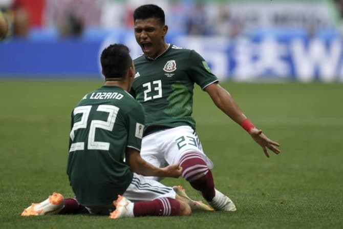 Mexico's Stürmer Hirving Lozano (L) erzielt das 1:0 gegen Deutschland im 1.Gruppenspiel und feiert mit Jesus Gallardo - heute geht es gegen Südkorea. AFP PHOTO / Patrik STOLLARZ /