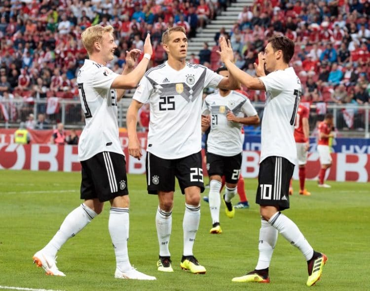 Mesut Özil erzielt das 1:0 - Julian Brandt (Links) und Nils Petersen freuen sich! AFP PHOTO / APA / Johann GRODER / Austria OUT