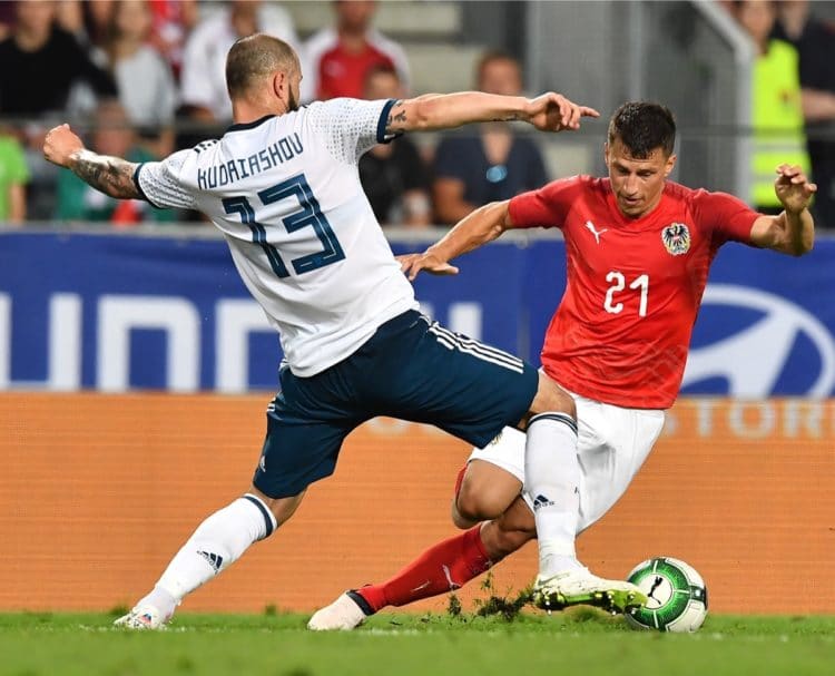 Russlands Fedor Kudryashov (l) und der Österreicher Stefan Lainer beim Testspiel im Tivoli stadium in Innsbruck am 20. Mai 2018. / AFP PHOTO / JOE KLAMAR