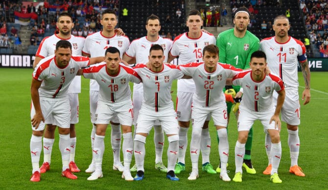 Die Serbische Fußballnationalmannschaft im neuen weißen Awaytrikot 2018 / AFP PHOTO / JOE KLAMAR