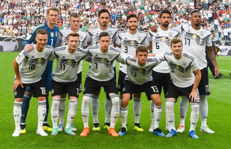 Die deutsche Startaufstellung heute gegen Saudi-Arabien. / AFP PHOTO / Patrik STOLLARZ