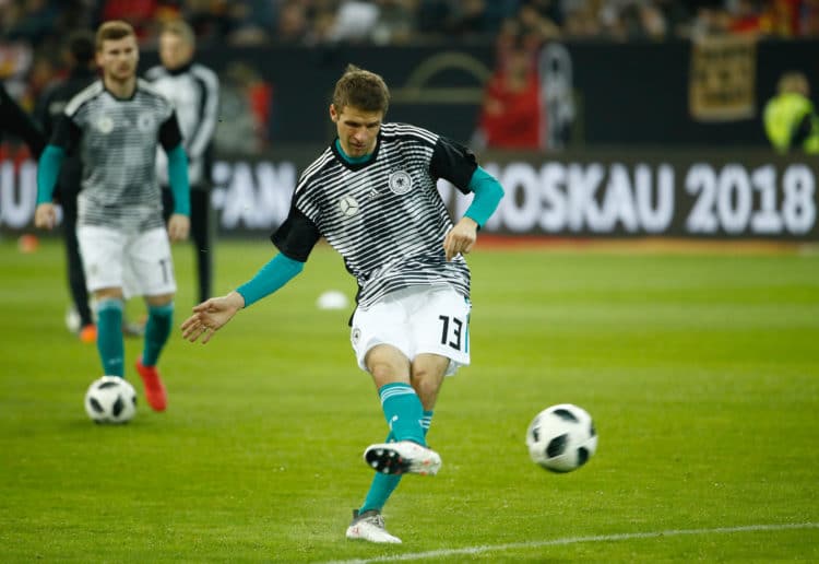 Thomas Müller vor dem Länderspiel gegen Spanien am 23.März 2018 im neuen pre match Shirt des DFB/ AFP PHOTO / Odd ANDERSEN