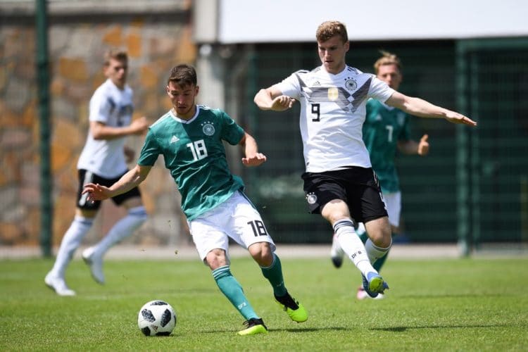 U20 Spieler Dzenis Burnic (L) im grünen Away-Trikot gegen Timo Werner mit seiner neuer Rückennummer 9 beim Testspiel am 30.Mai gegen die U20 Nationalmannschaft. / AFP PHOTO / MARKUS GILLIAR