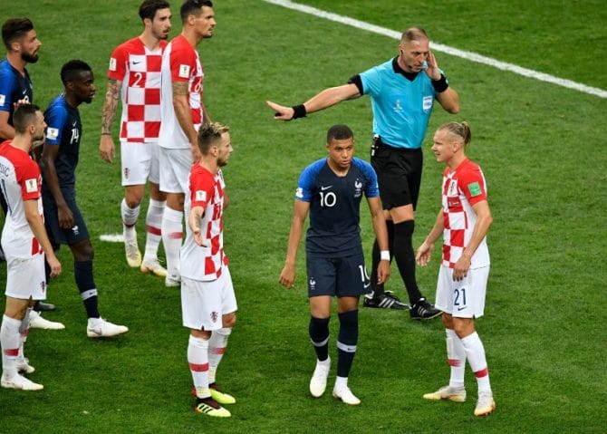 Der Argentinische Schiedsrichter Nestor Pitana (R) im WM-Finale zwischen Frankreich und Kroatien. / AFP PHOTO / Alexander NEMENOV