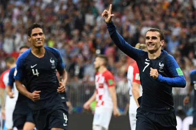 Frankreichs Stürmer Antoine Griezmann trifft im WM-Finale per Elfmeter zum 2:1 gegen Kroatien im Luzhniki Stadium in Moskau am 15. July 2018. / AFP PHOTO / FRANCK FIFE 