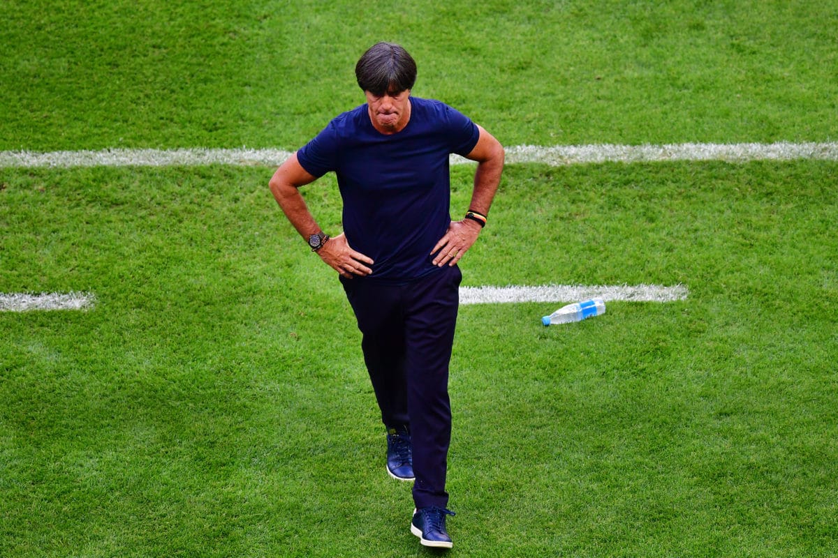 joachim low auf dem rasen von kasan nach dem ausscheiden gegen sudkorea afp photo - fortnite weltmeisterschaft teilnehmer