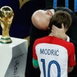 Der FIFA Präsident Gianni Infantino (L) spricht mit Luka Modric nach dem 4:2 Sieg der Franzosen im WM-Finale / AFP PHOTO / Adrian DENNIS
