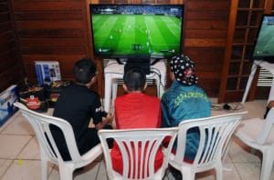 Jungs spielen FIFA 18 - ein besonders beliebtes Playstation-Spiel. (Shutterstock.com)