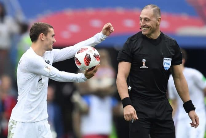 Frankreichs Antoine Griezmann (L) kennt Schiri Nestor Pitana aus dem Viertelfinale gegen Uruguay / AFP PHOTO / Kirill KUDRYAVTSEV