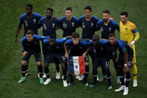 Die Startaufstellung von Frankreich des WM-Finales 2018: Antoine Griezmann, Blaise Matuidi, Benjamin Pavard, N'Golo Kante, Kylian Mbappe (hinten von links nach rechts) Paul Pogba, Samuel Umtiti, Lucas Hernandez, Raphael Varane, Paul Pogba und Torhüter Hugo Llorisam 15.7.2018 / AFP PHOTO / GABRIEL BOUYS