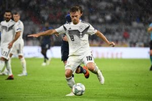 Deutschlands Joshua Kimmich wittert die Chance, sich im Mittelfeld der Nationalmannschaft durchzusetzen. Hier ist er beim UEFA Nations League Spiel zwischen Frankreich und Deutschland am 6. September 2018 in München, als Mittelfeldregisseur zu sehen. / AFP PHOTO / FRANCK FIFE