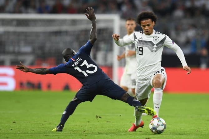 Frankreichs Mittelfeld-Arbeitstier N'Golo Kante (L) und Deutschlands Hoffnung für die Zukunft Leroy Sane im Zweikammpf beim UEFA Nations League Spiel Deutschland gegen Frankreich am 6. September 2018 in München. / AFP PHOTO / Christof STACHE