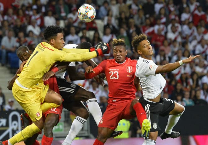 (R-L) Deutschlands Thilo Kehrer, Peru's Mittelfeldmann Pedro Aquino und Torhüter Pedro Gallese im Kampf um den Ball beim Freundschaftsspiel Deutschland - Peru in der Rhein-Neckar-Arena in Sinsheim, s9. September 2018. / AFP PHOTO / THOMAS KIENZLE /